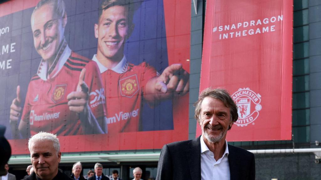 Jim Ratcliffe, dueño de Ineos, en Old Trafford, estadio del Manchester United.