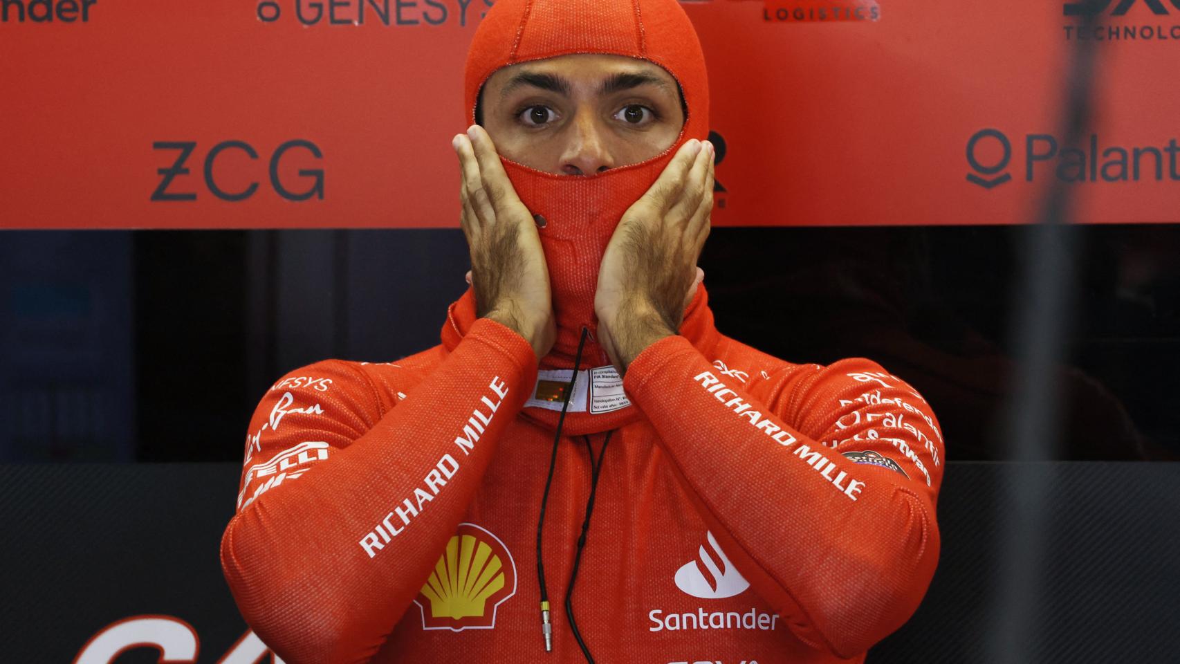Carlos Sainz, en el box de Ferrari