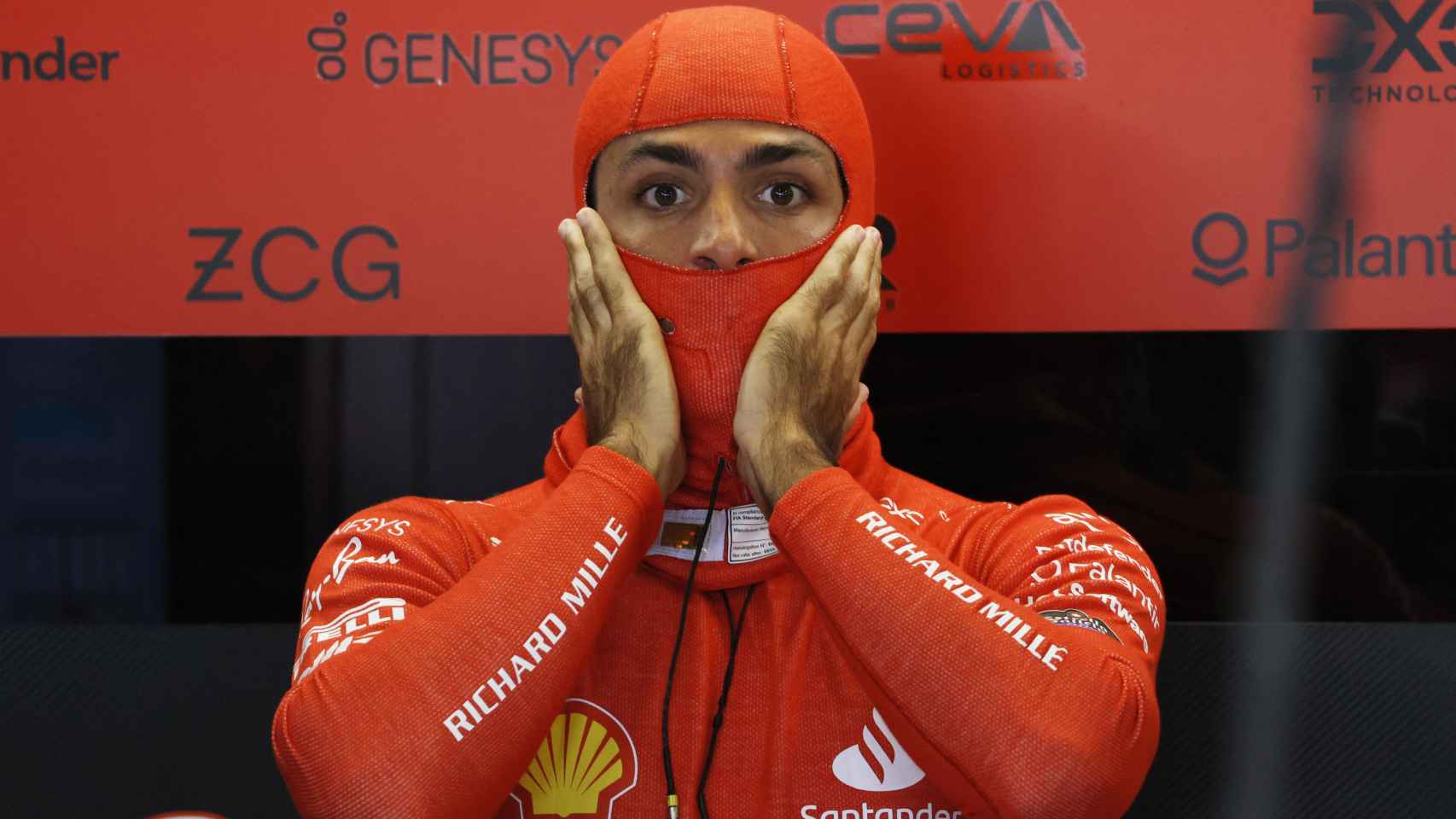Carlos Sainz, en el box de Ferrari.