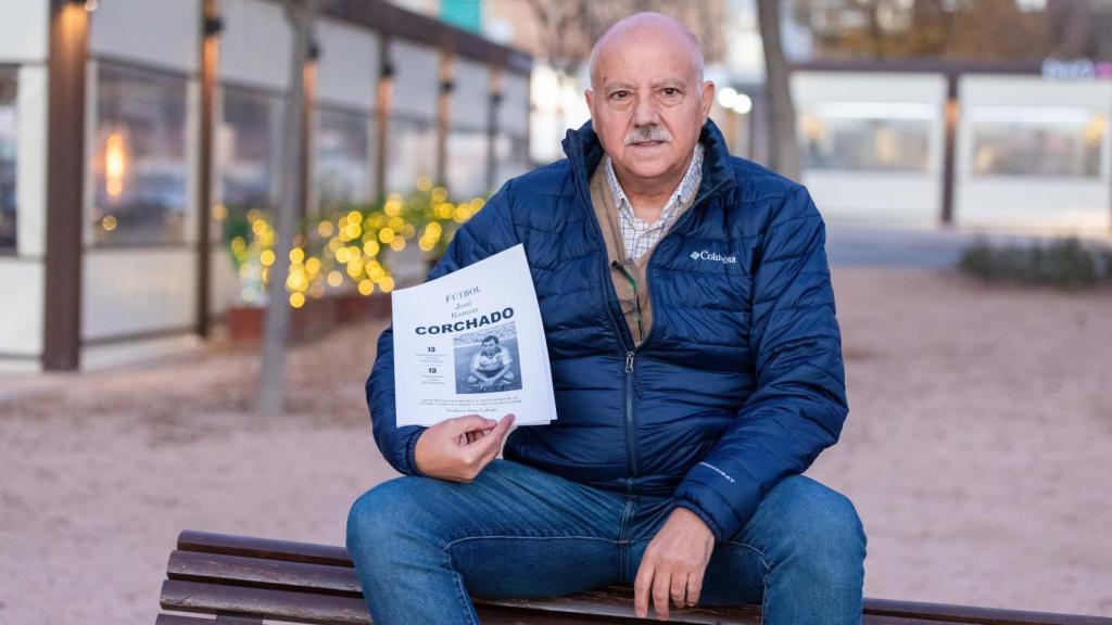 Teo Díaz posando con el libro dedicado a José Ramón Corchado. Foto: Javier Longobardo