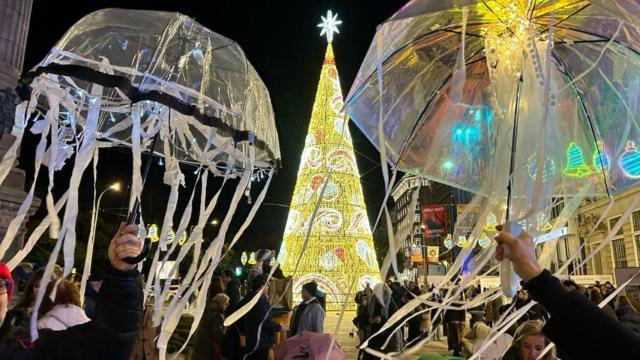 Día de Lugrís en A Coruña: Pintado de paraguas y manifestación para defender la obra del artista