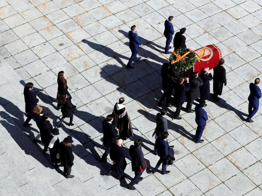 Los familiares del dictador Francisco Franco llevan el ataúd tras su exhumación en Cuelgamuros.