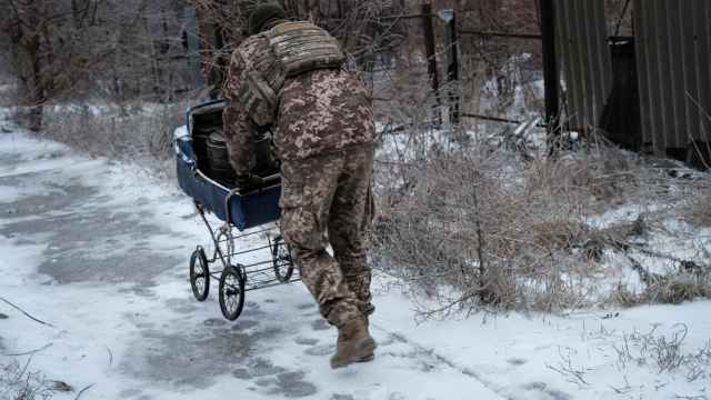 Un soldado ucraniano transporta minas anticarro en un cochecito de bebé para poder avanzar sobre el hielo que ha cubierto el frente de combate de Donetsk.