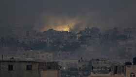El humo se eleva tras los ataques aéreos israelíes en Jan Yunis, sur de la Franja de Gaza.