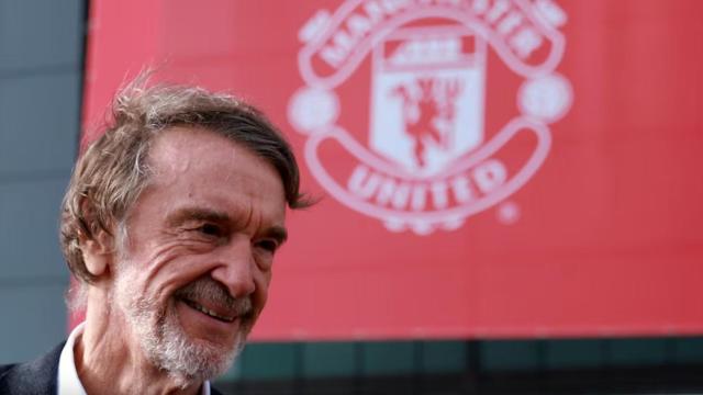 Sir Jim Ratcliffe, dueño de Ineos, y el escudo del Manchester United