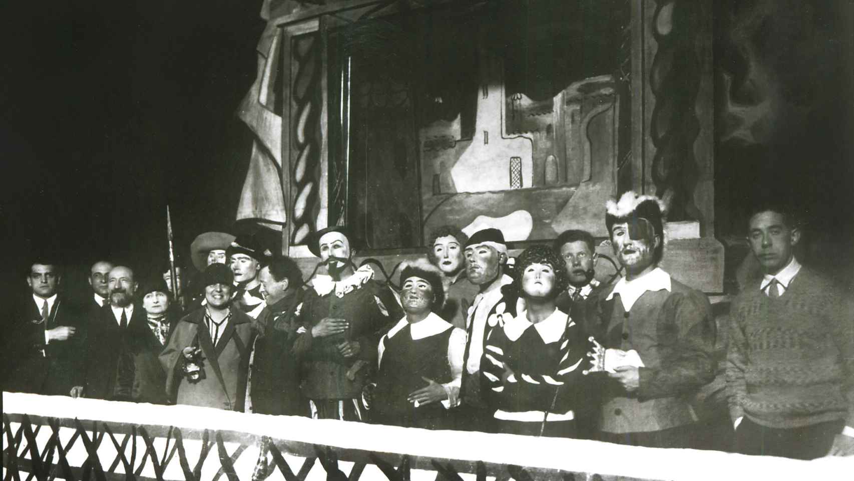 Buñuel con los artistas en Ámsterdam (1926).