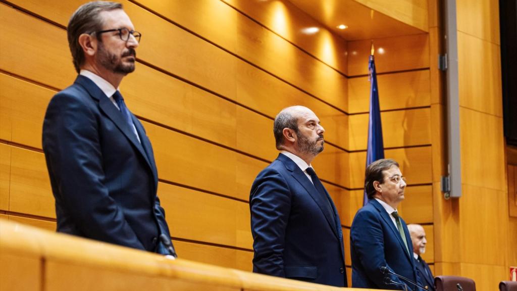 Javier Maroto (izquierda) y Guillermo Fernández Vara (derecha), junto al presidente del Senado Pedro Rollán.