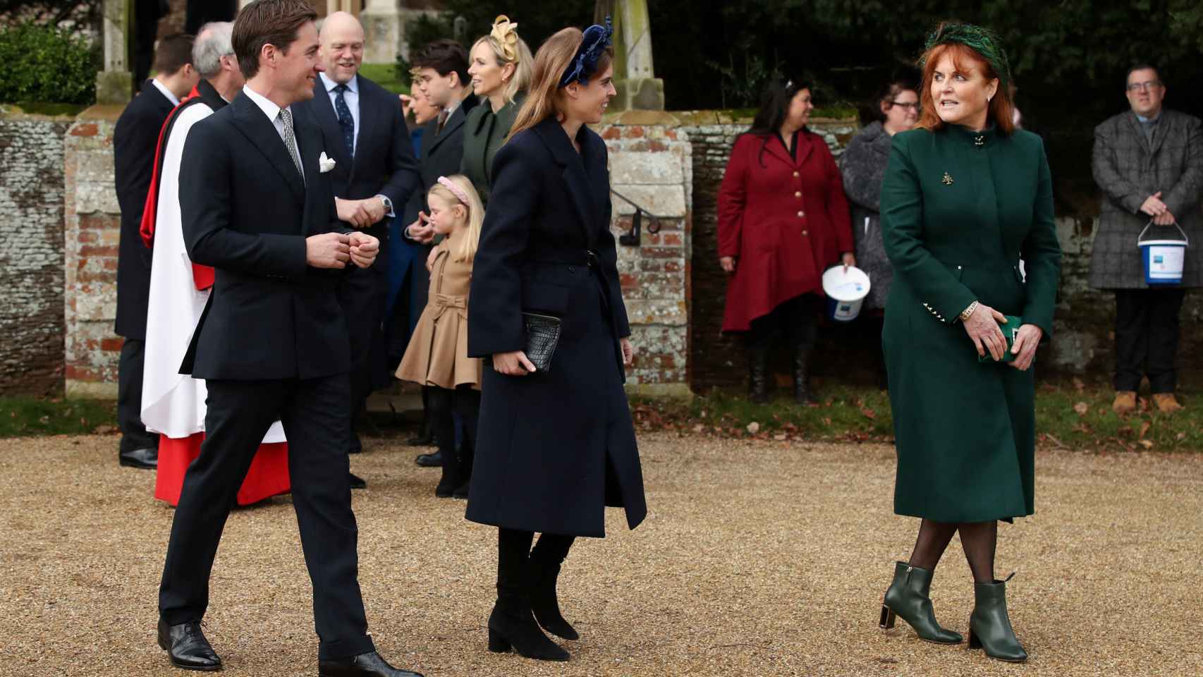 La princesa Beatriz de Gran Bretaña, Edoardo Mapelli Mozzi y Sarah Ferguson asisten al servicio del día de Navidad de la Familia Real en la iglesia de Santa María Magdalena.
