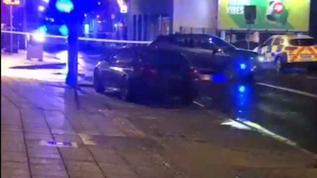 La policía nacional de Irlanda acude al restaurante tras el tiroteo.