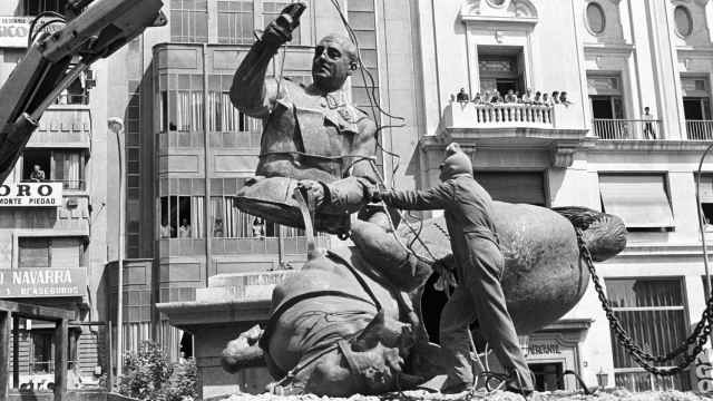 Una estatua dedicada a Francisco Franco, partida en dos durante su retirada en Valencia.