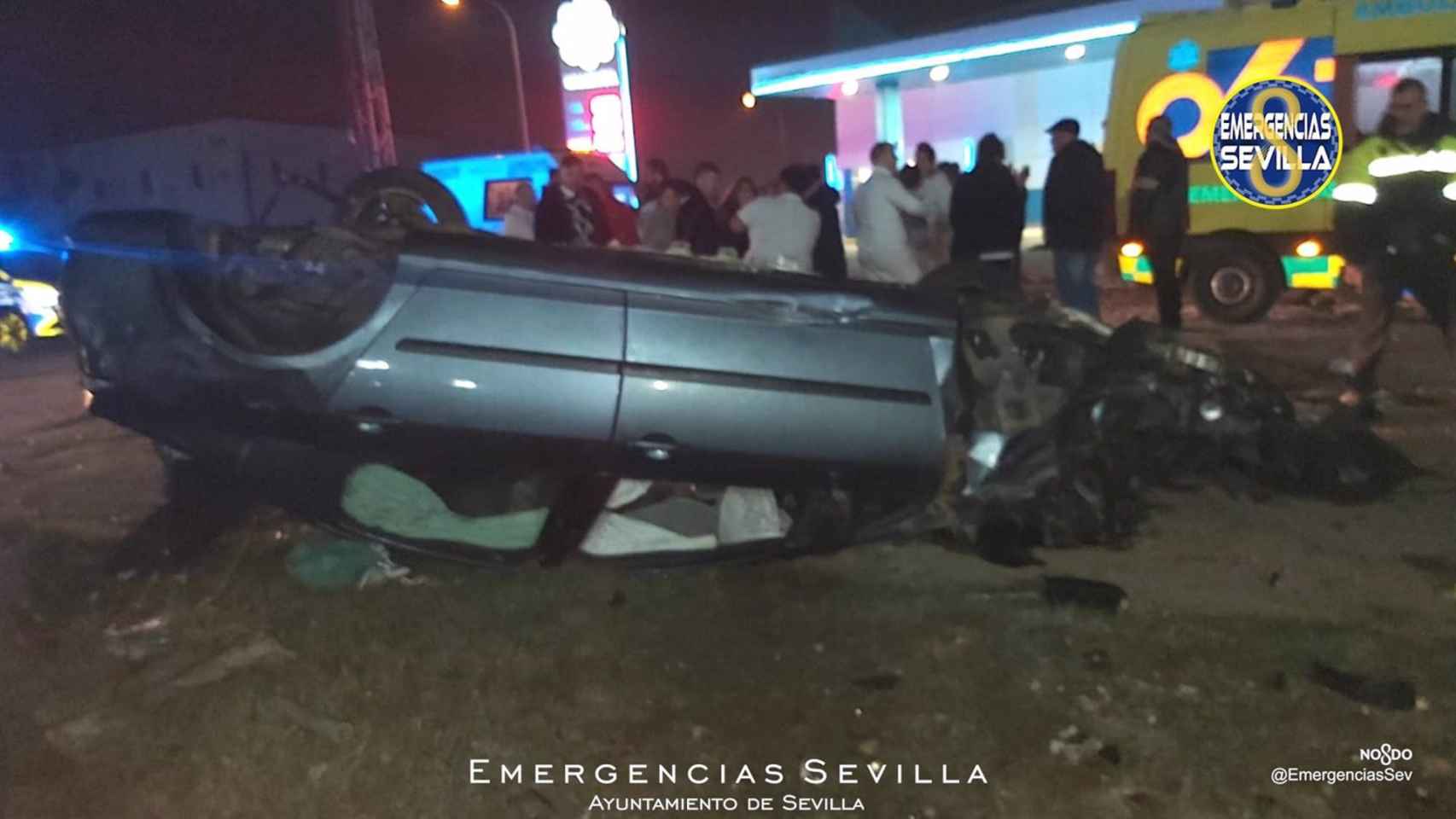 Imagen del vehículo volcado tras resultar herido grave un joven de 20 años en Torreblanca.