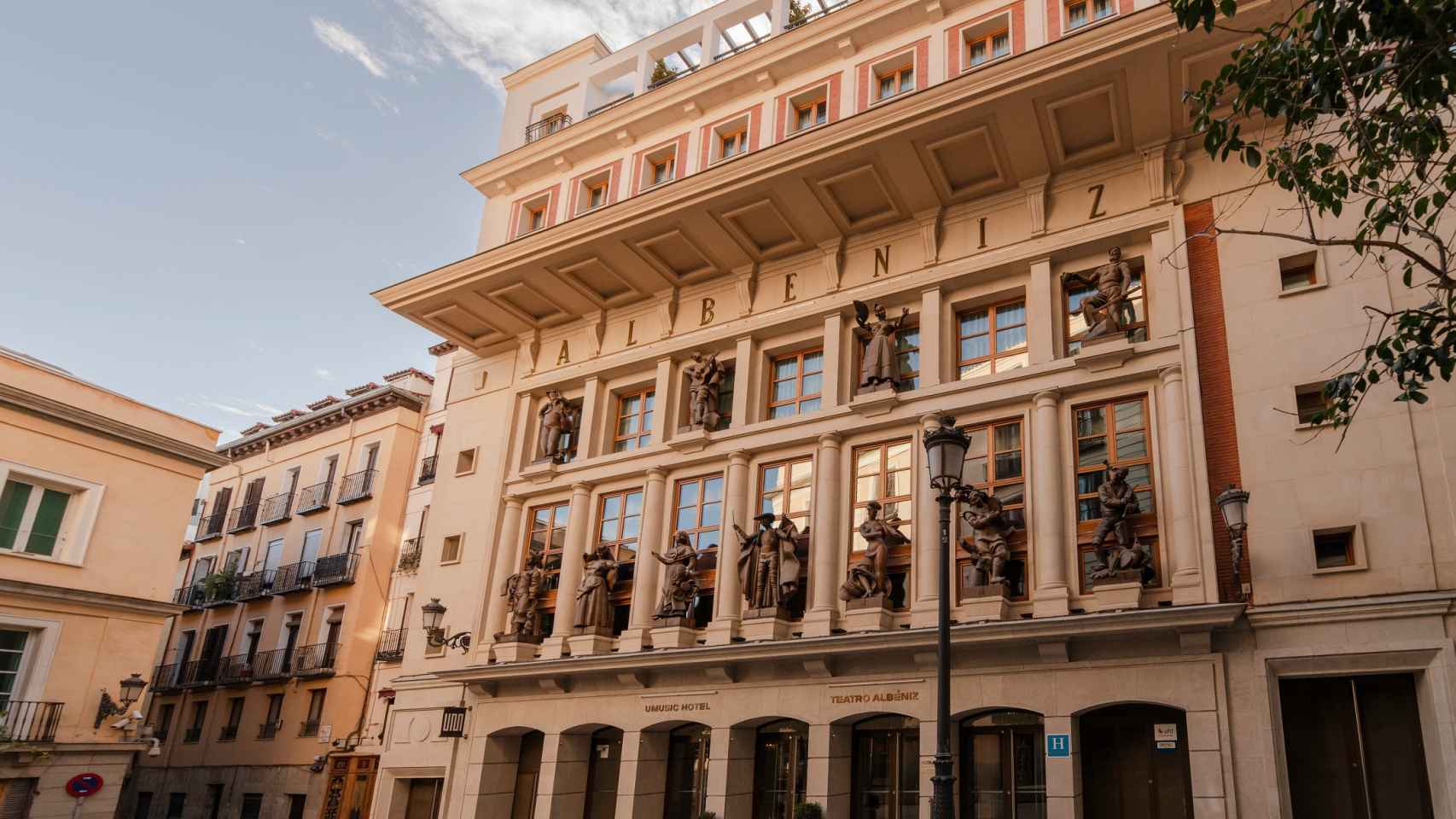 Fachada del Teatro Albéniz y de UMusic Hotel Madrid.