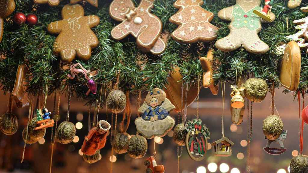 Árbol de Navidad decorado con galletas de jengibre.