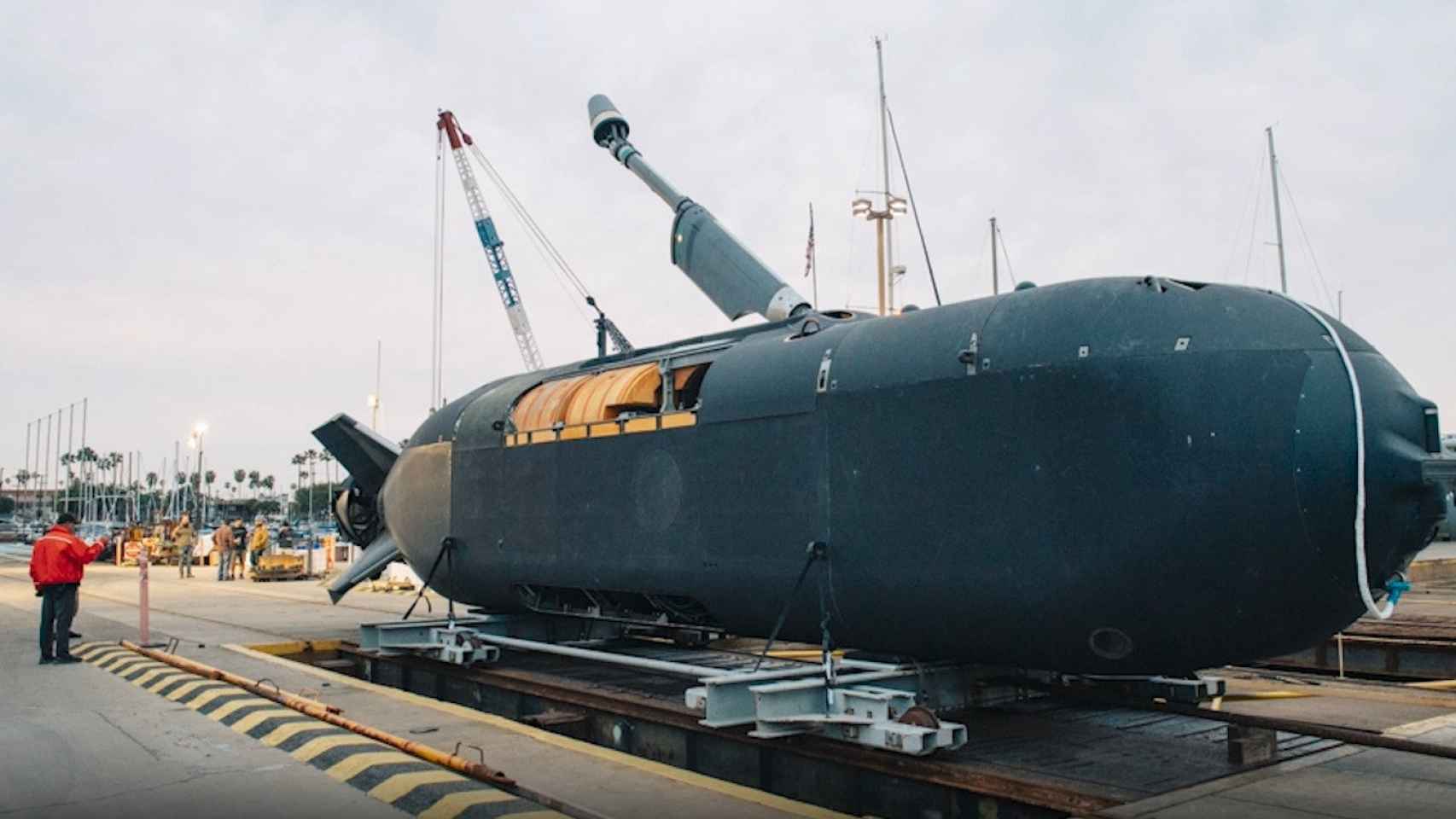 Submarino no tripulado Orca junto con su antena semidesplegada