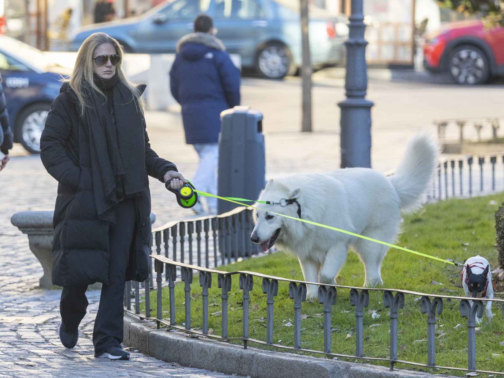 Casanova paseando a uno de sus perros, en los alrededores de su casa, en febrero de 2023.