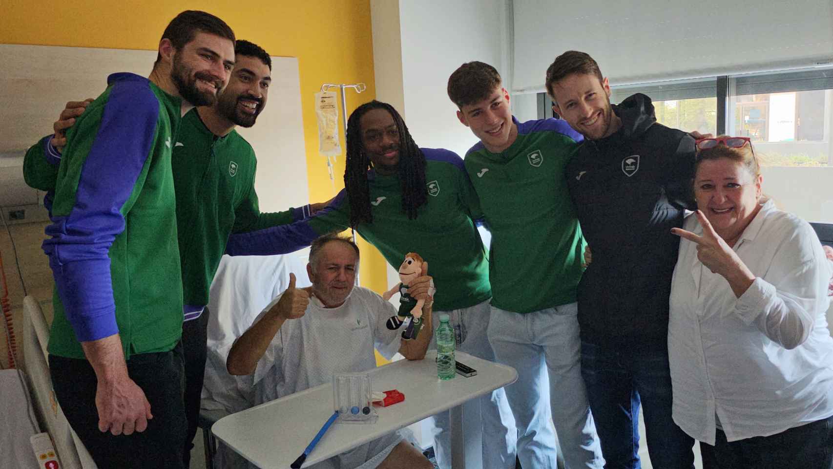 Un momento de la visita de los jugadores del Unicaja al Hospital Quironsalud Málaga.