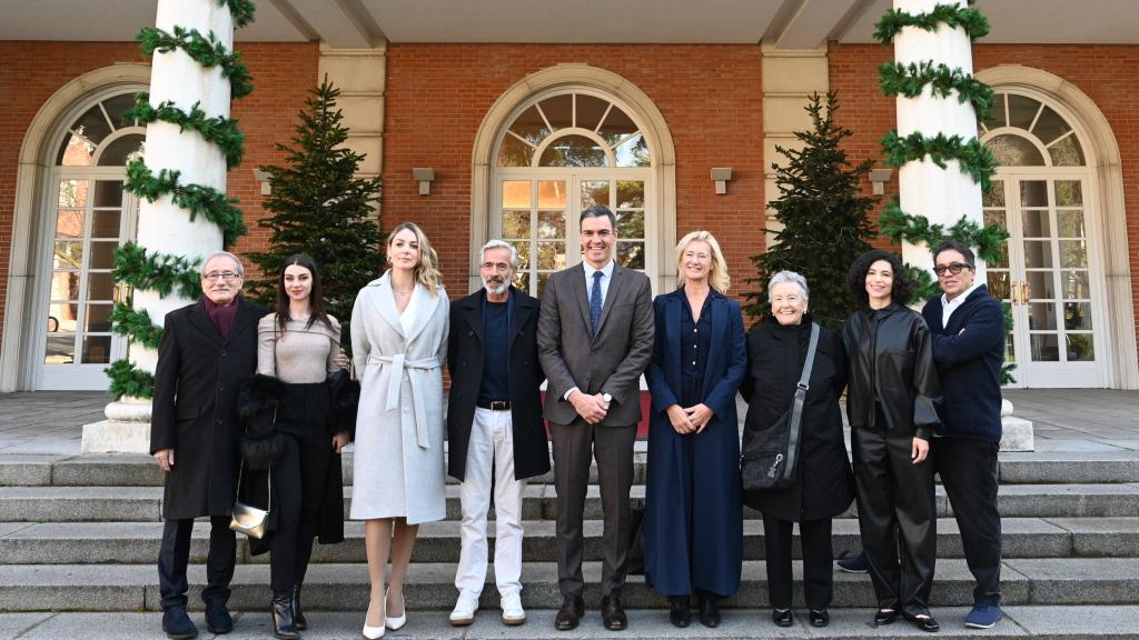 Pedro Sánchez recibe a los actores de ‘Cuéntame cómo pasó’ en Moncloa.