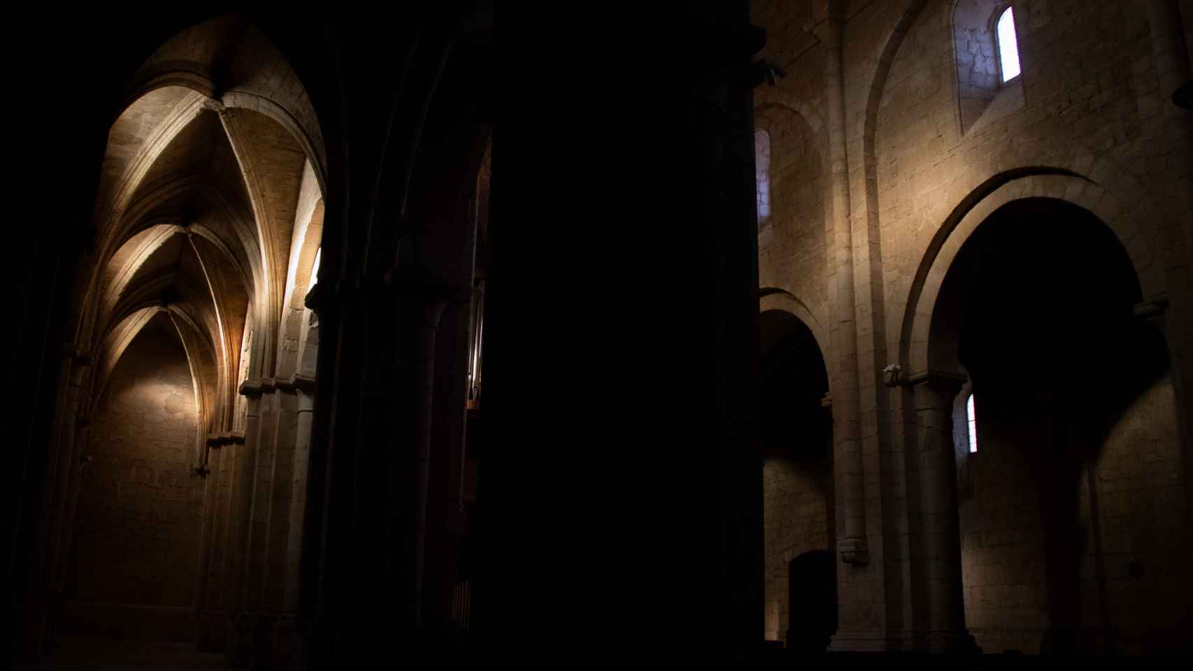 Interior de la iglesia de Poblet donde los monjes celebran sus liturgias.