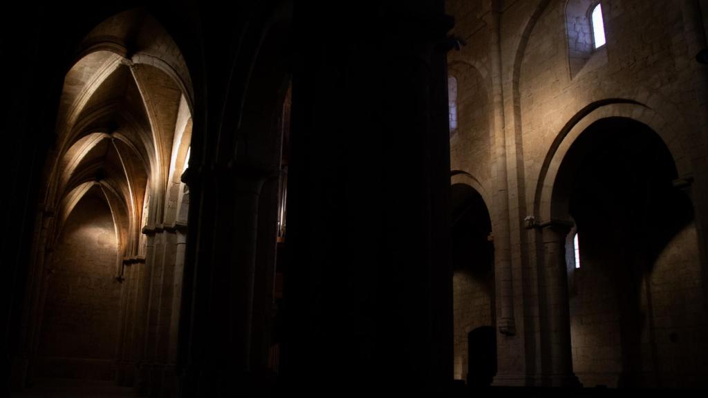 Interior de la iglesia de Poblet donde los monjes celebran sus liturgias.