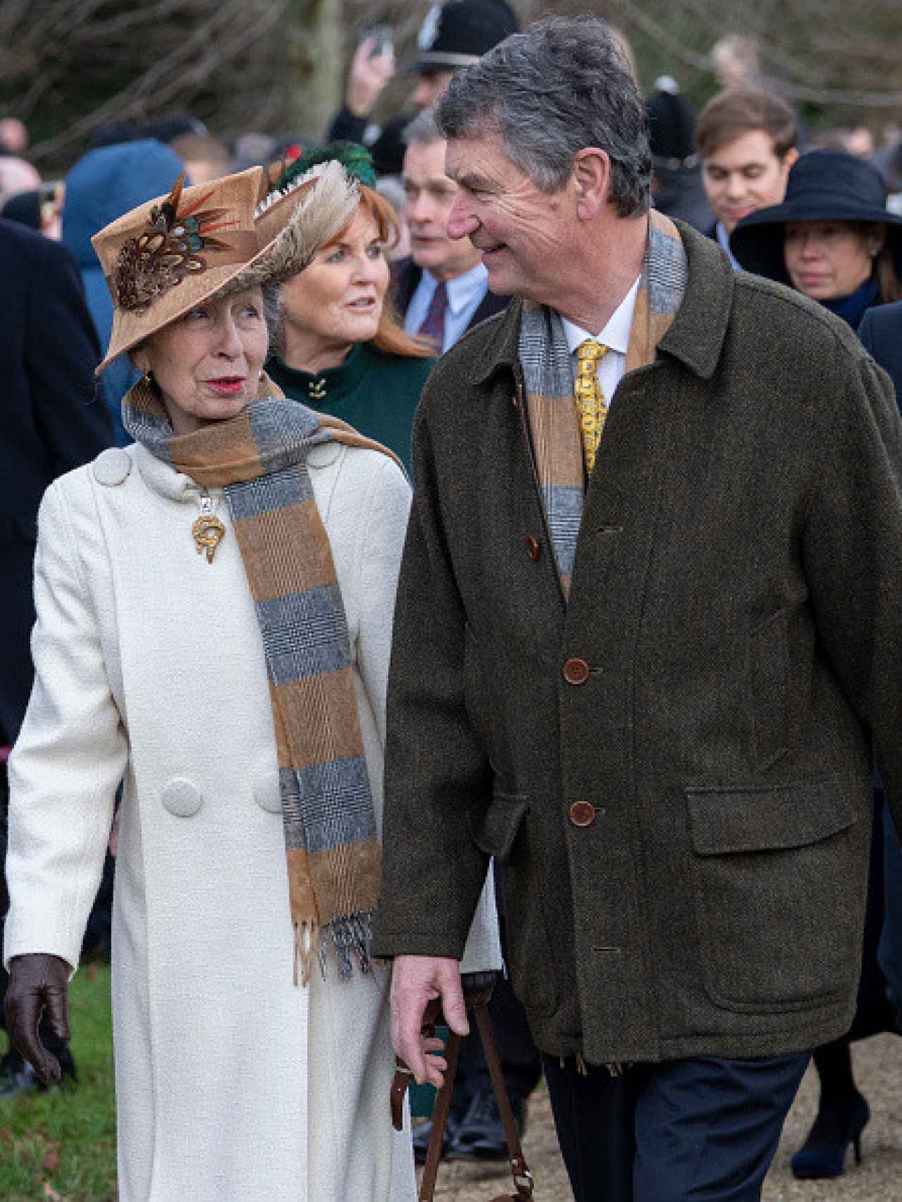 La princesa Ana y su marido Timothy Laurence luciendo la bufanda.