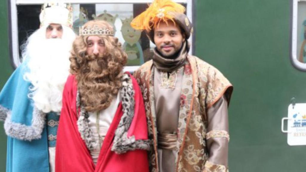 Los Reyes Magos a punto de subirse al tren.