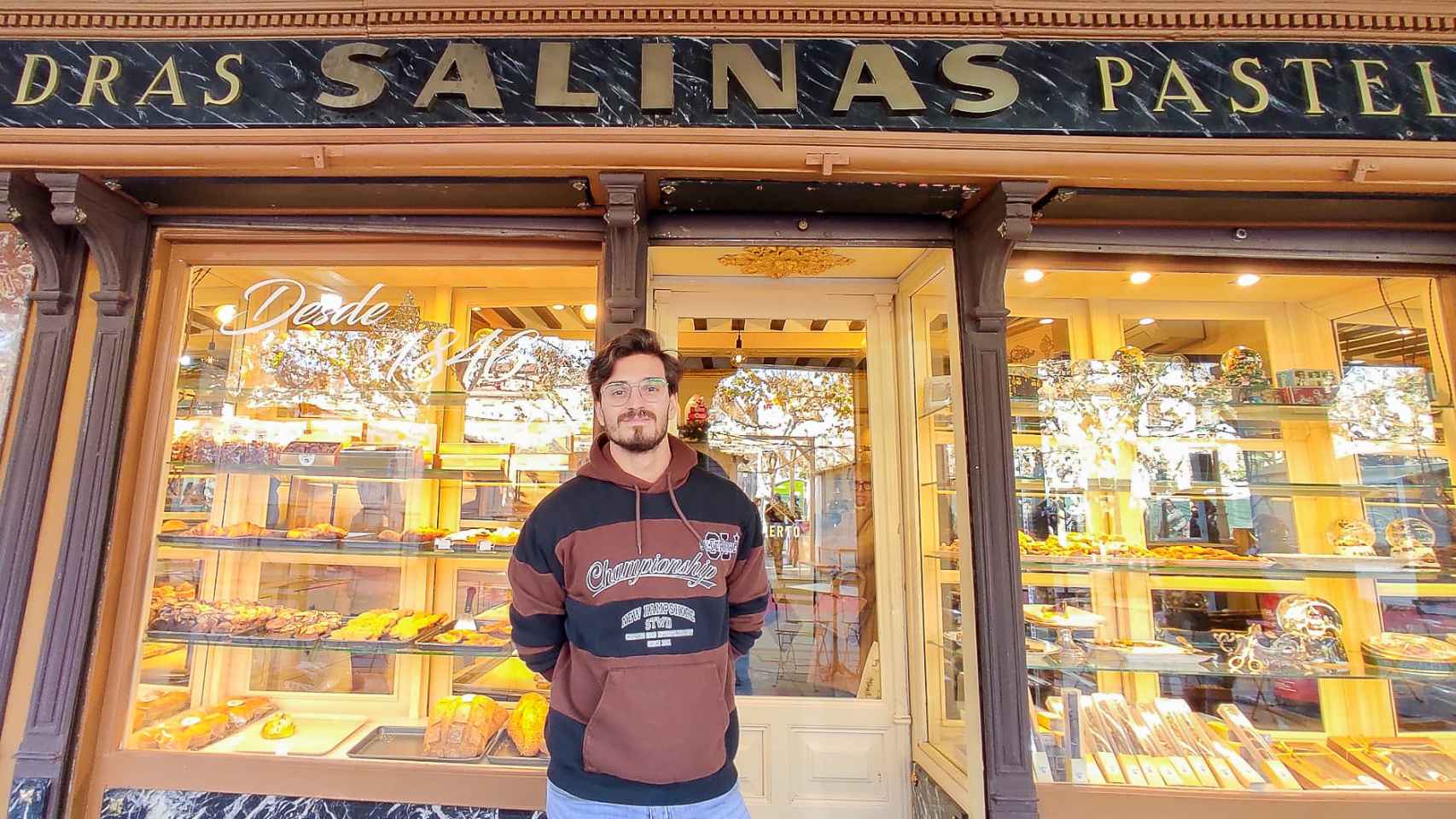 Carlos Valverde posa frente a la pastelería Salinas, situada en el municipio madrileño de Alcalá de Henares.