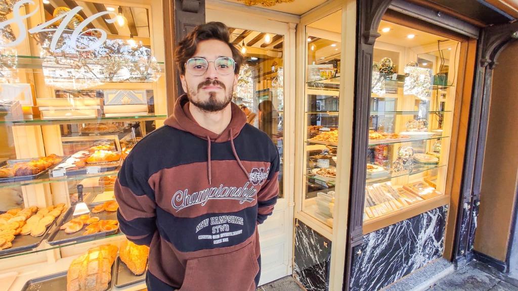 Carlos Valverde frente a la pastelería Salinas de Alcalá de Henares.