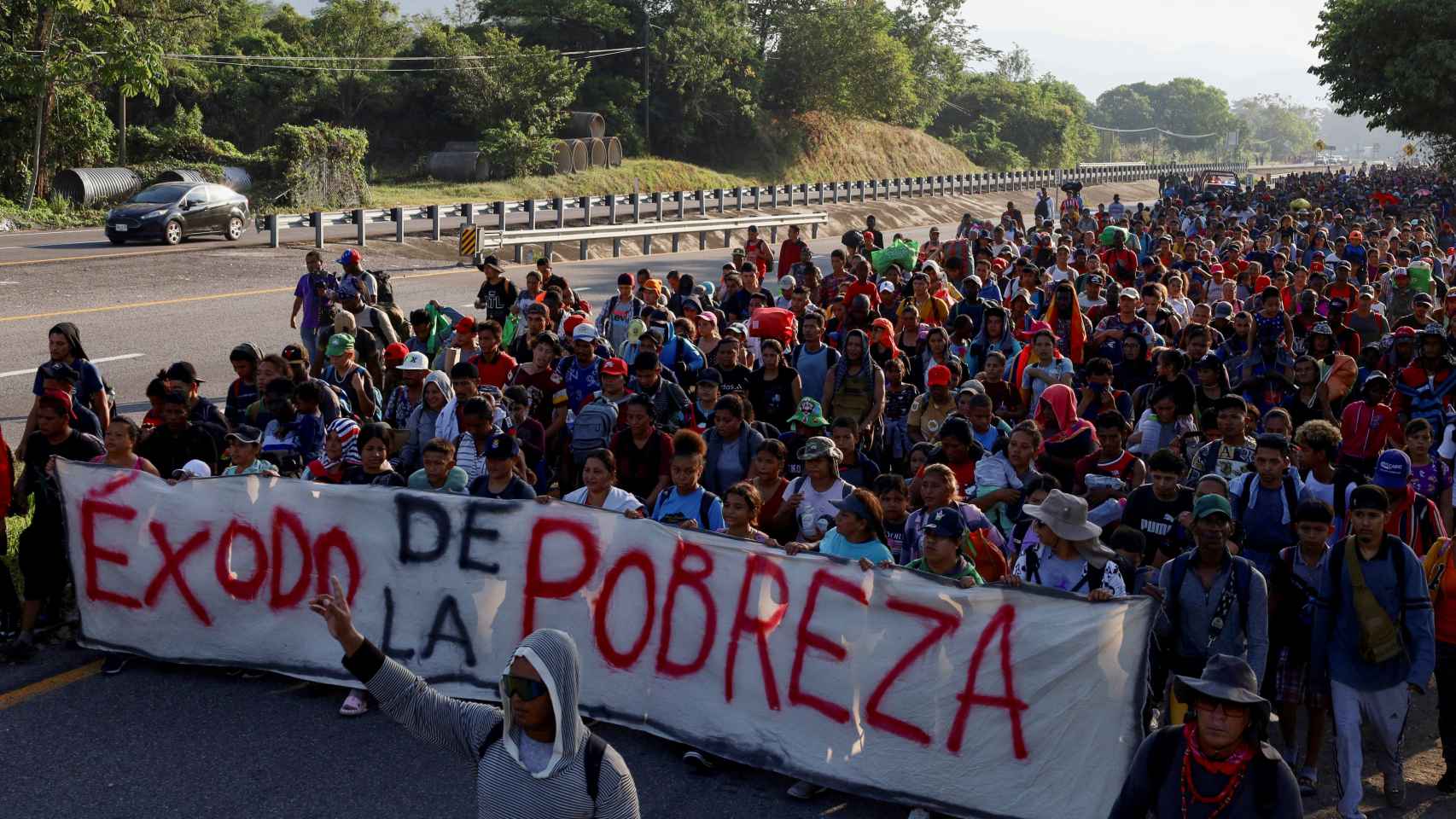 La caravana del 'Éxodo de la pobreza' camina este martes a las afueras de Tapachula (Chiapas).