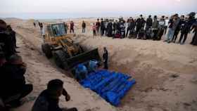 Palestinos muertos por los ataques de Israel, enterrados en una fosa común en Gaza.