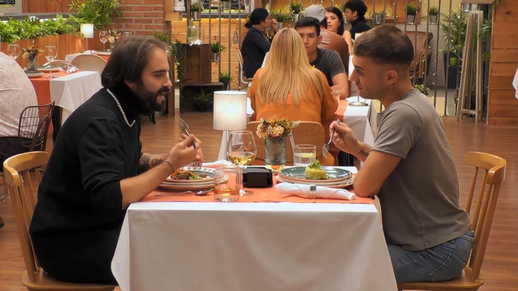 Ángel y David durante su cita en 'First Dates'.