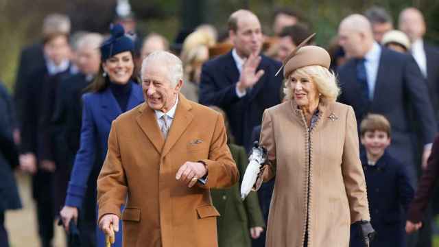 Carlos III y Camila asistiendo a la misa de Navidad en Sandringham (Reino Unido).