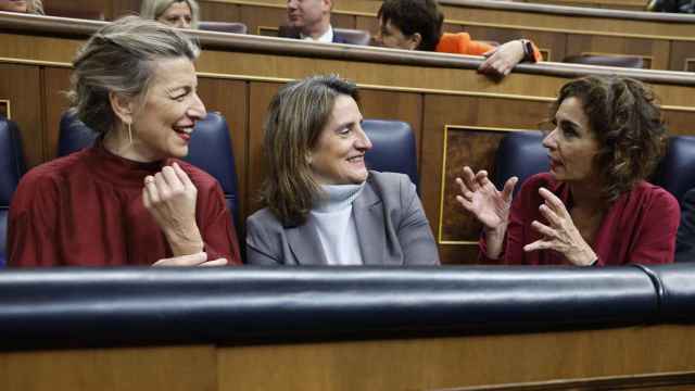 Las ministras Yolanda Díaz, Teresa Ribera y María Jesús Montero, al inicio de la primera sesión de control al Gobierno de la XV Legislatura.