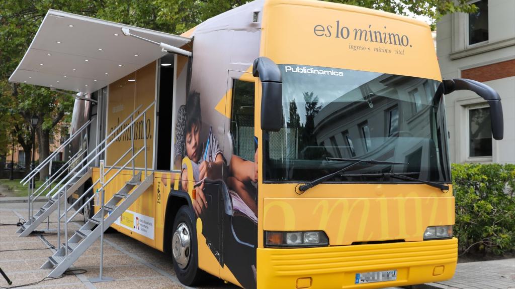 Vista por fuera de un autobús informativo del Ingreso Mínimo Vital.