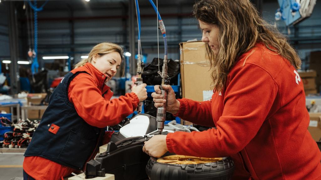 Dos trabajadoras en una fábrica.