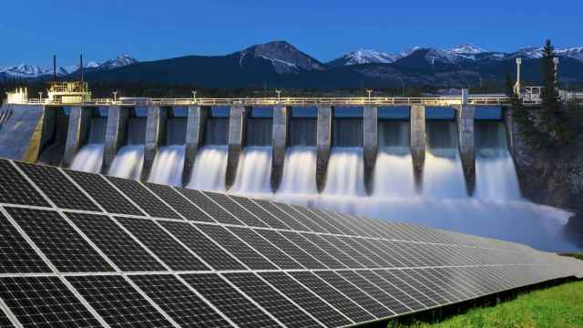 Central hidroeléctrica y paneles solares. Fotomontaje.