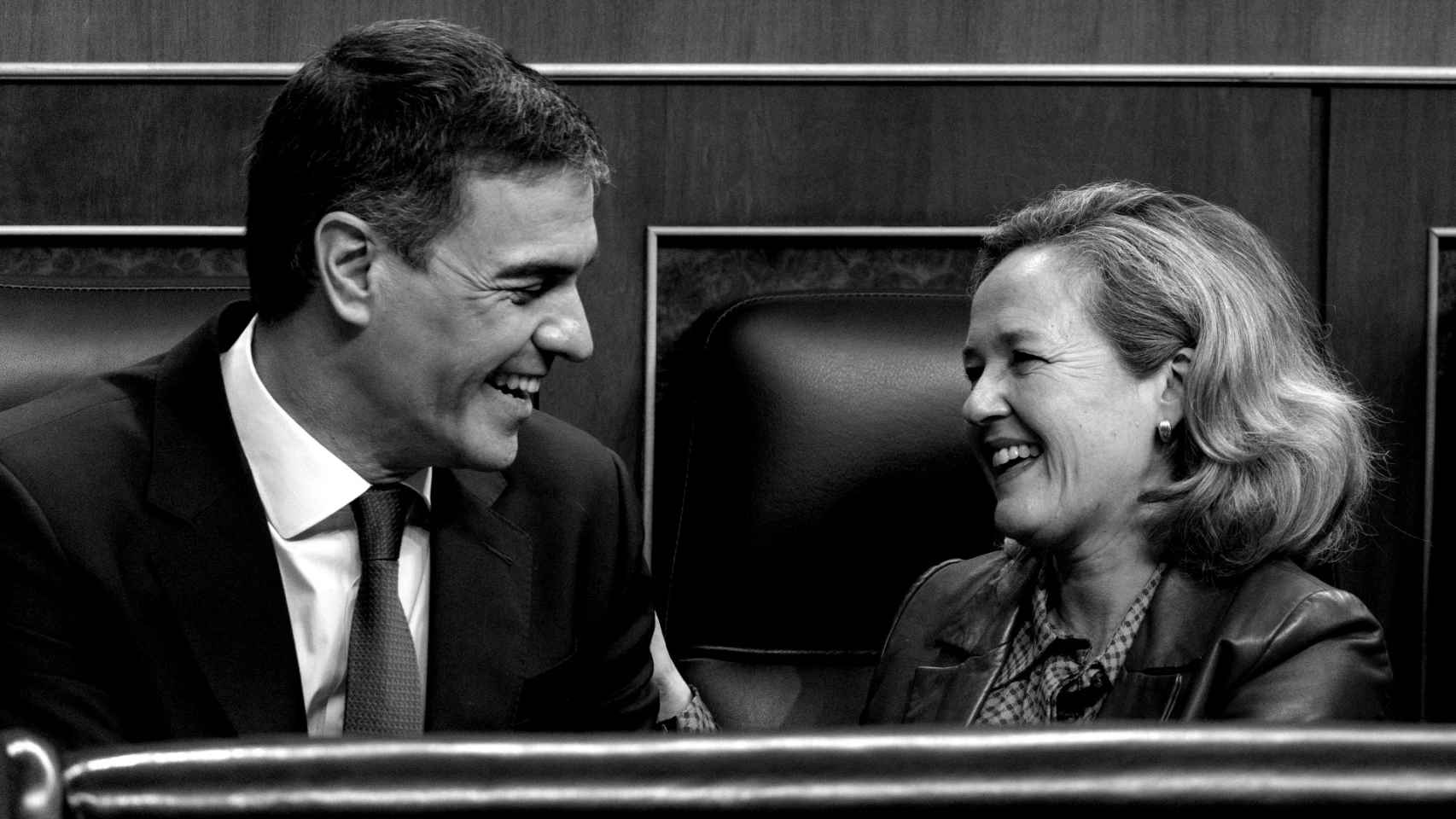 El presidente del Gobierno, Pedro Sánchez y la vicepresidenta primera y ministra de Economía, Nadia Calviño