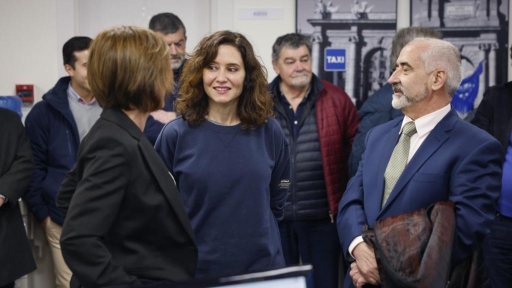 Ayuso visita la sede del taxi.