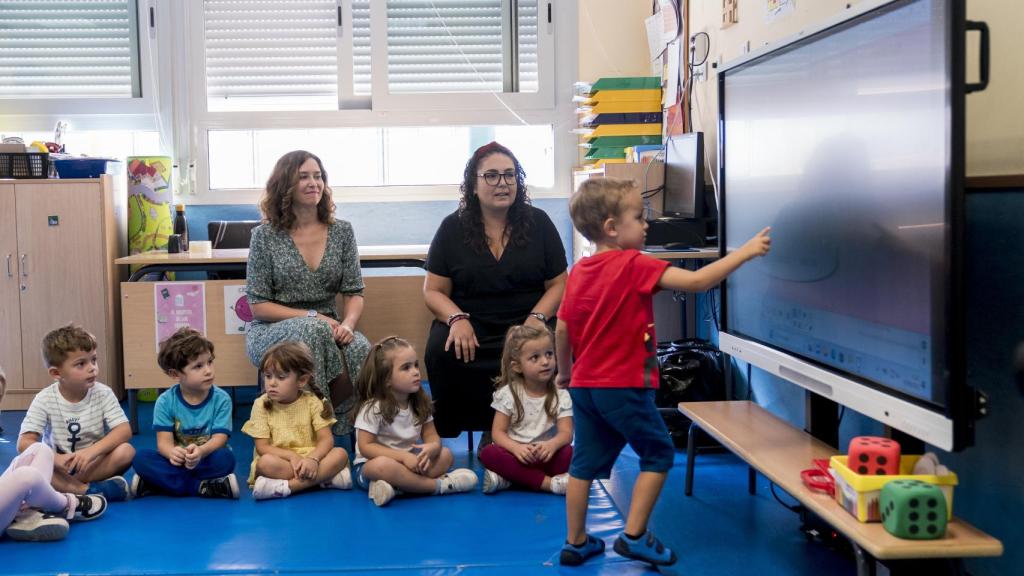 La presidenta de la Comunidad de Madrid, Isabel Díaz Ayuso (i), visita el Colegio público de Educación Infantil y Primaria San Juan Bautista.