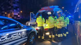 Los sanitarios del Samur en el lugar del accidente.