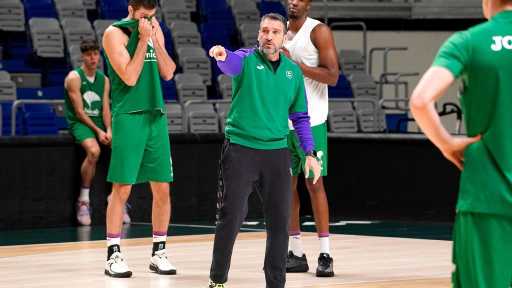 Ibon Navarro dirige un entrenamiento del Unicaja de Málaga.