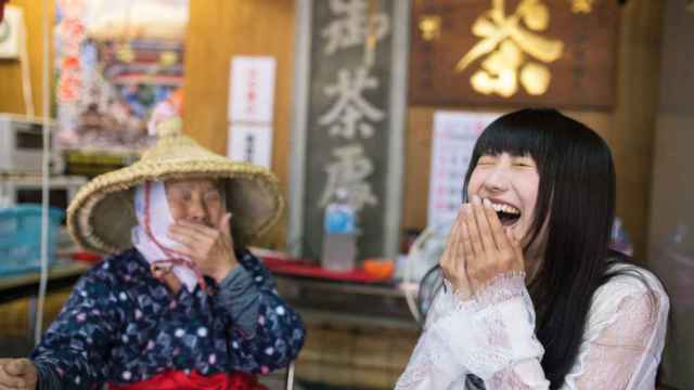 Imagen de dos mujeres japonesas de diferentes edades riéndose