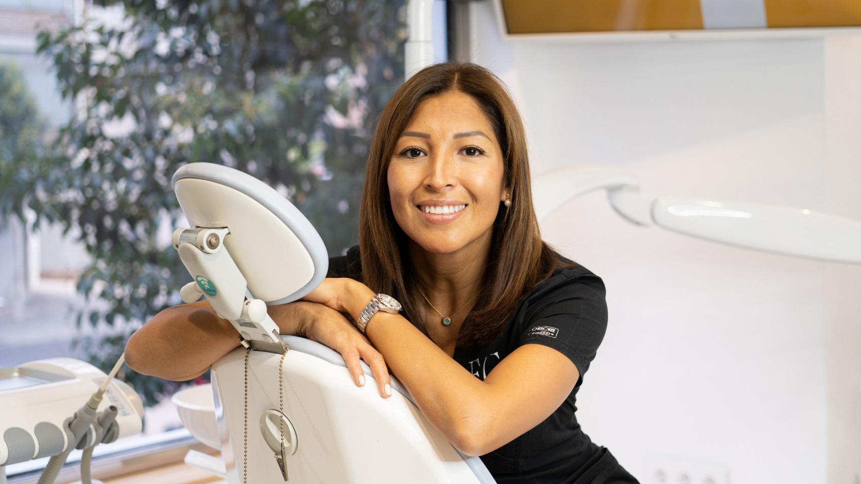 La doctora Eugenia Cervantes en su clínica dental.