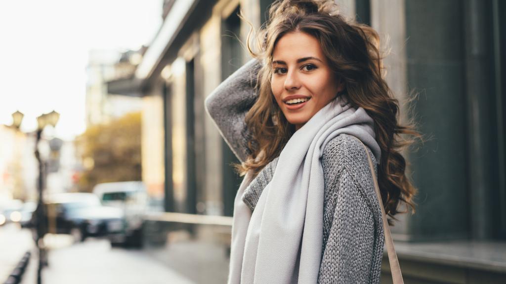 Imagen de una mujer con el pelo largo que sonríe a la cámara