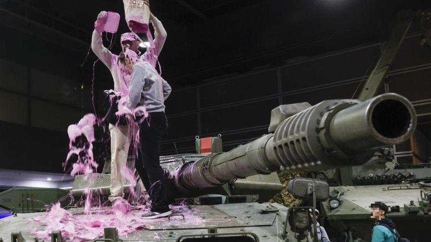 Así es el Centauro, el blindado del Ejército que dos activistas han pintado de rosa en Valencia
