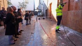 Equipo de limpieza de grafitis, ante la mirada del Gobierno municipal.