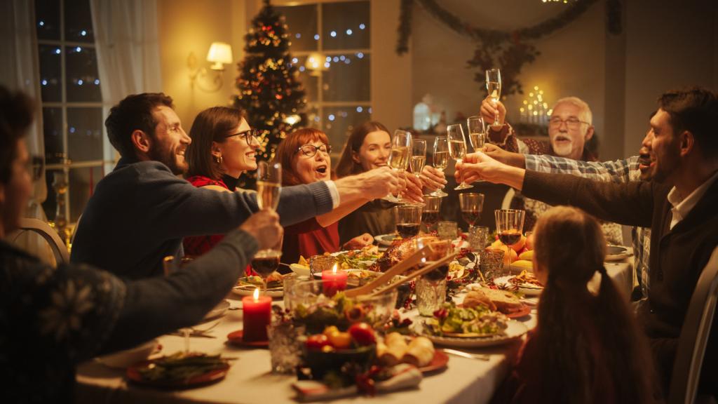 Una familia durante una tradicional cena de Navidad.