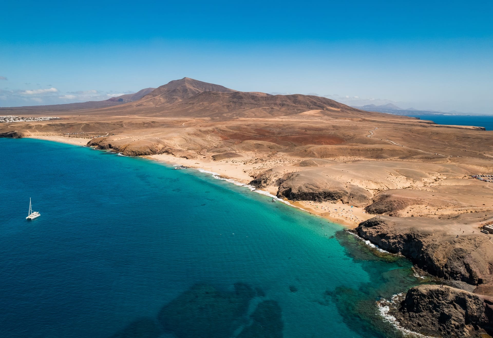 Vista panorámica de la Playa del Papagayo en Lanzarote (Islas Canarias). Foto: Shutterstock