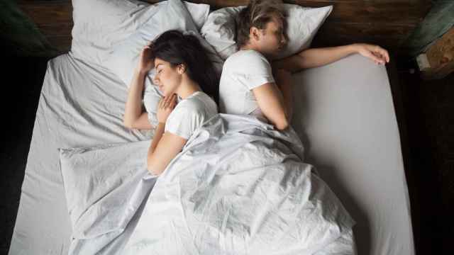 Imagen de una pareja durmiendo en la cama