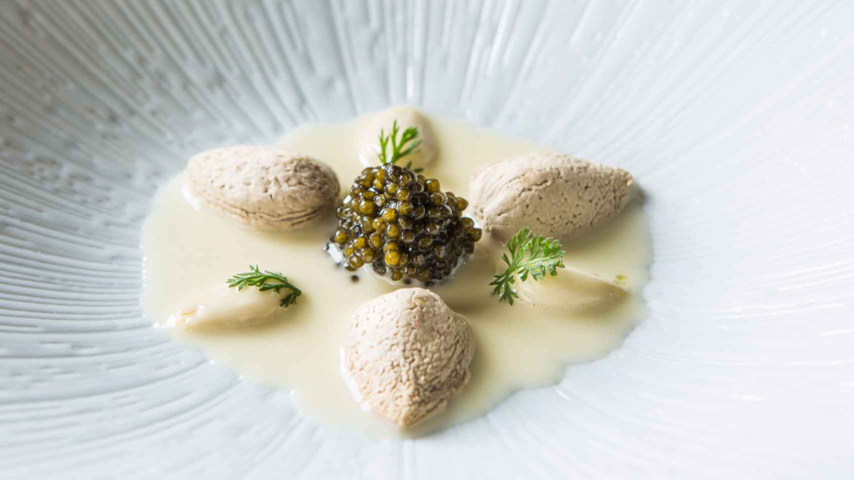 Caviar con helado de almendras y estragón del restaurante Coque.
