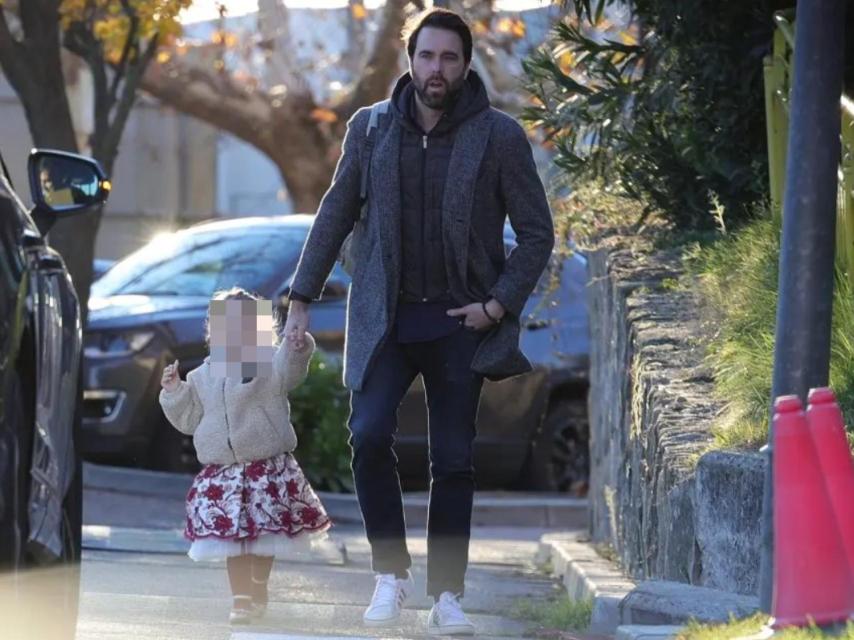 Javier Ungría junto a la pequeña Camila llegando al colegio.